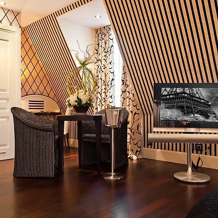 战神艾菲尔酒店 4*